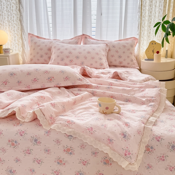 91家纺网 家纺一手货源 找家纺 梦可莱家居 2025夏季新款木棉夏被镂空花边床盖四件套 花语