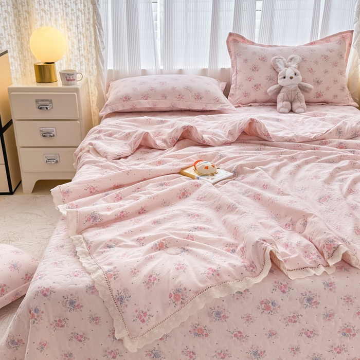 91家纺网 家纺一手货源 找家纺 梦可莱家居 2025夏季新款木棉夏被镂空花边床盖四件套 花语