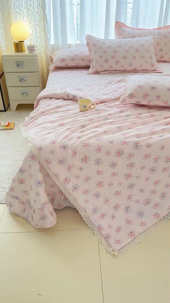 91家纺网 家纺一手货源 找家纺 梦可莱家居 2025夏季新款木棉夏被镂空花边床盖四件套 花语