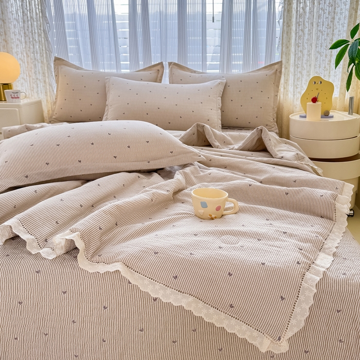 91家纺网 家纺一手货源 找家纺 梦可莱家居 2025夏季新款木棉夏被镂空花边床盖四件套 卡心艺术