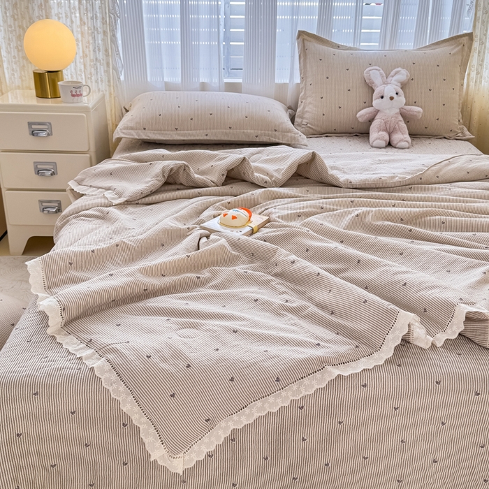 91家纺网 家纺一手货源 找家纺 梦可莱家居 2025夏季新款木棉夏被镂空花边床盖四件套 卡心艺术