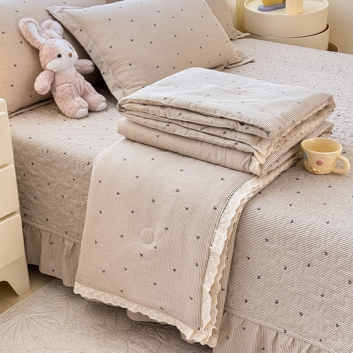 91家纺网 家纺一手货源 找家纺 梦可莱家居 2025夏季新款木棉夏被镂空花边床盖四件套 卡心艺术