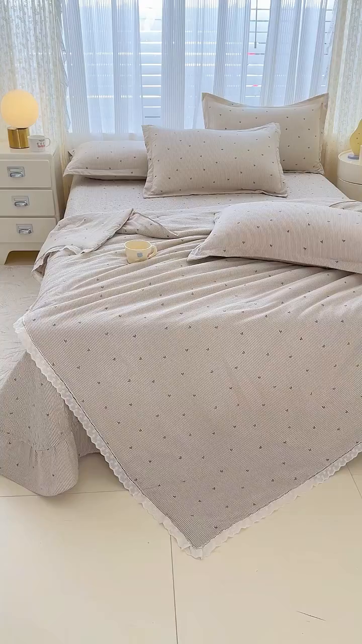 91家纺网 家纺一手货源 找家纺 梦可莱家居 2025夏季新款木棉夏被镂空花边床盖四件套 卡心艺术