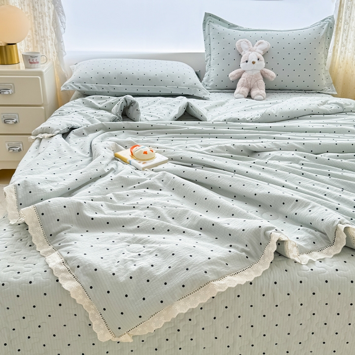 91家纺网 家纺一手货源 找家纺 梦可莱家居 2025夏季新款木棉夏被镂空花边床盖四件套 绿色波点