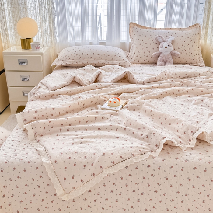 91家纺网 家纺一手货源 找家纺 梦可莱家居 2025夏季新款木棉夏被镂空花边床盖四件套 玫瑰卡