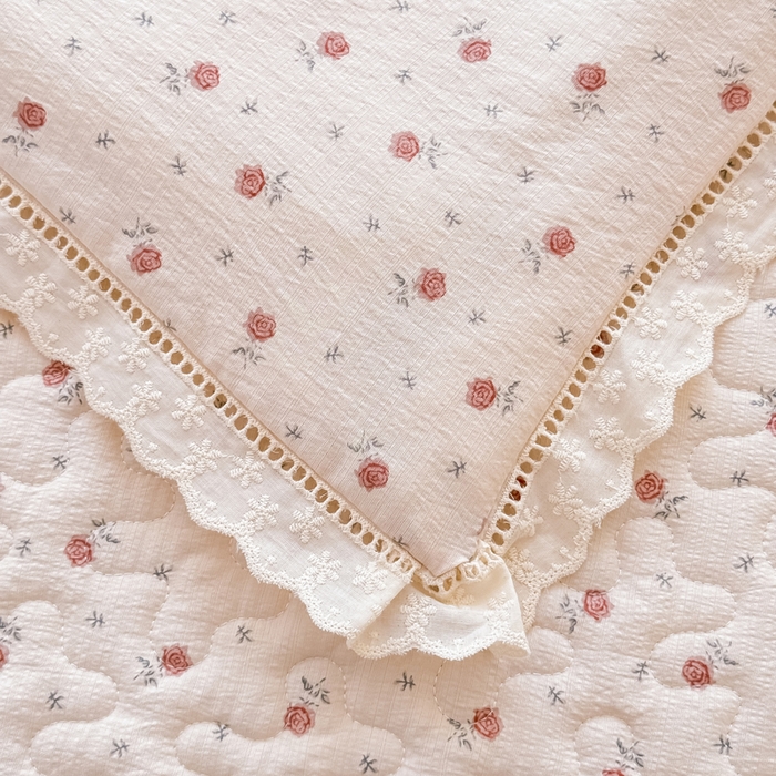 91家纺网 家纺一手货源 找家纺 梦可莱家居 2025夏季新款木棉夏被镂空花边床盖四件套 玫瑰卡