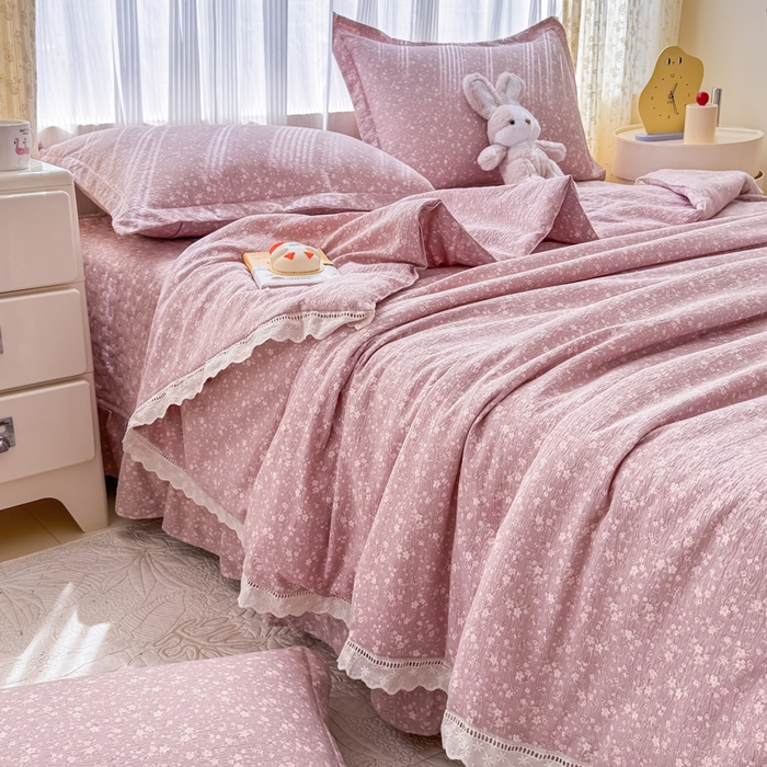 91家纺网 家纺一手货源 找家纺 梦可莱家居 2025夏季新款木棉夏被镂空花边床盖四件套 紫金花