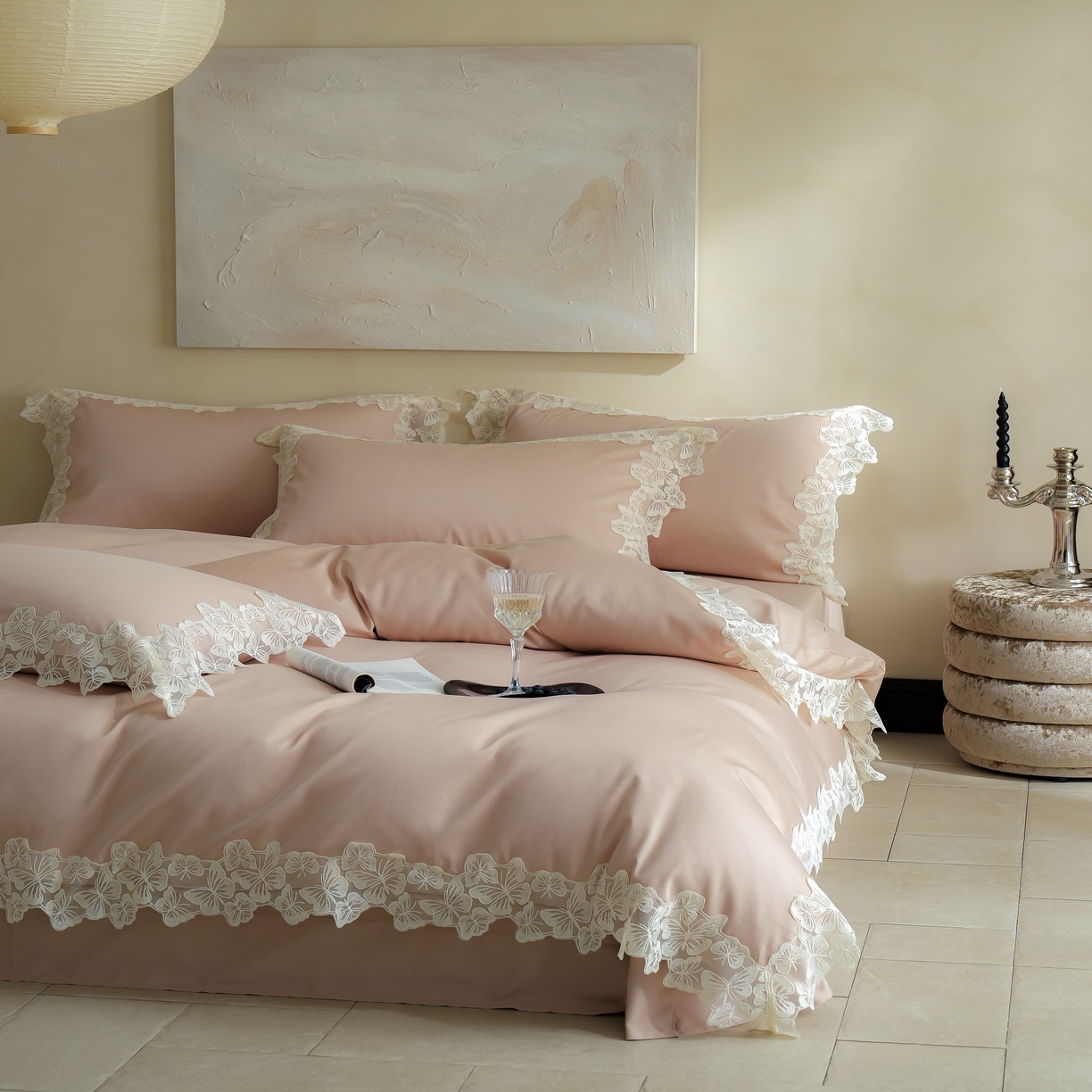 91家纺网 家纺一手货源 找家纺 秀色家纺 2025新款法式田园轻奢蕾丝荷叶边被套贡缎全棉四件套纯棉公主风高级床品（轻奢风） 星光蝴蝶-茱萸粉