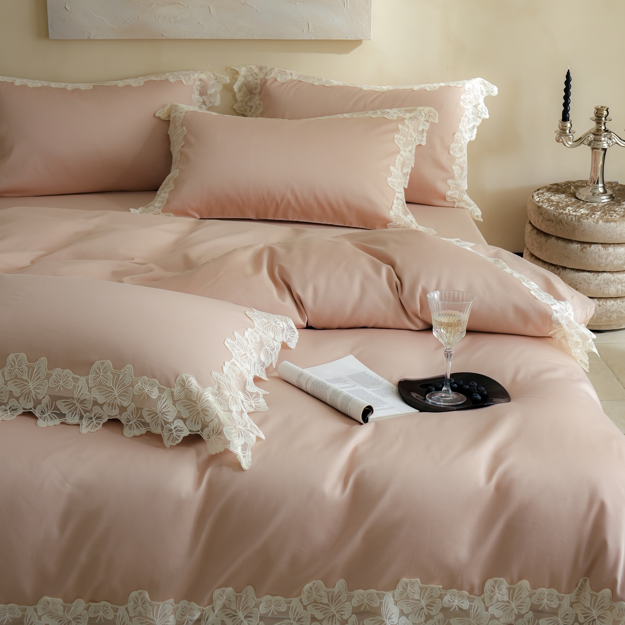 91家纺网 家纺一手货源 找家纺 秀色家纺 2025新款法式田园轻奢蕾丝荷叶边被套贡缎全棉四件套纯棉公主风高级床品（轻奢风） 星光蝴蝶-茱萸粉