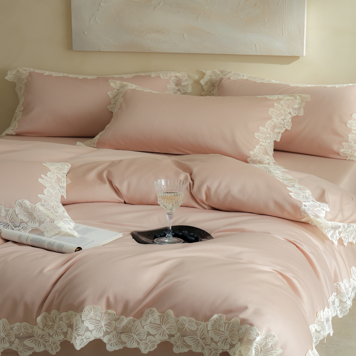 91家纺网 家纺一手货源 找家纺 秀色家纺 2025新款法式田园轻奢蕾丝荷叶边被套贡缎全棉四件套纯棉公主风高级床品（轻奢风） 星光蝴蝶-茱萸粉