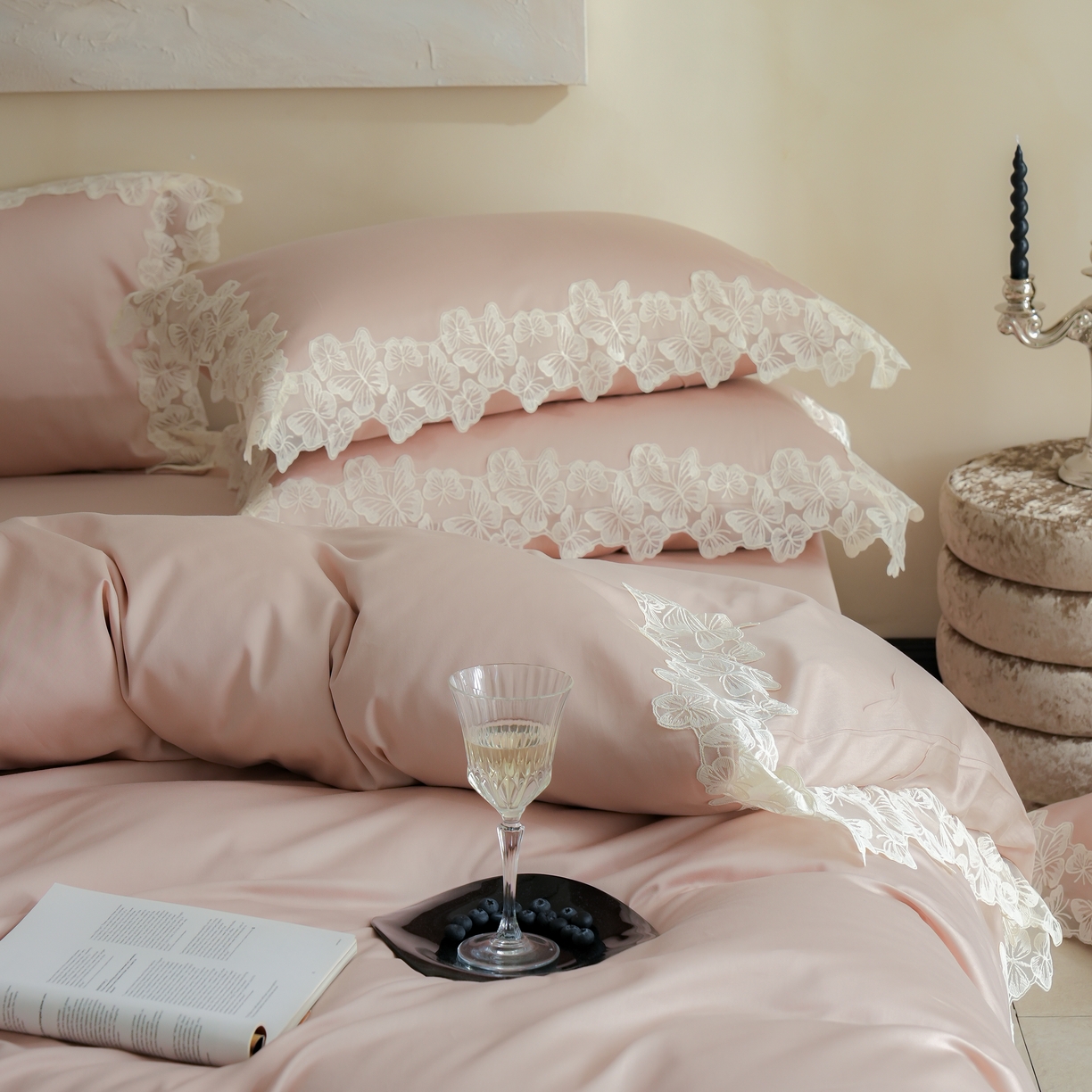 91家纺网 家纺一手货源 找家纺 秀色家纺 2025新款法式田园轻奢蕾丝荷叶边被套贡缎全棉四件套纯棉公主风高级床品（轻奢风） 星光蝴蝶-茱萸粉