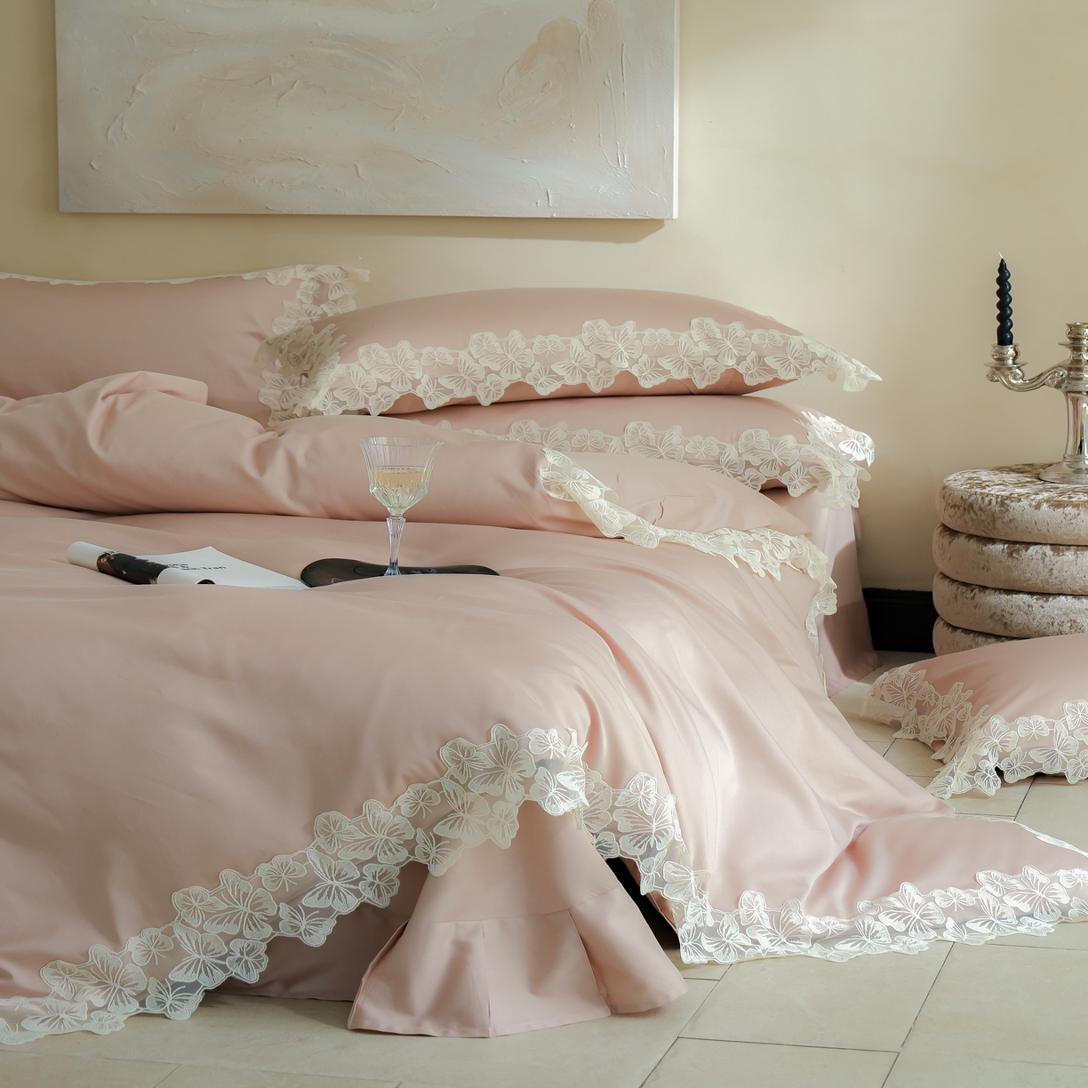 91家纺网 家纺一手货源 找家纺 秀色家纺 2025新款法式田园轻奢蕾丝荷叶边被套贡缎全棉四件套纯棉公主风高级床品（轻奢风） 星光蝴蝶-茱萸粉