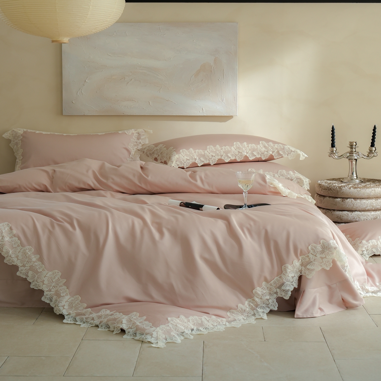 91家纺网 家纺一手货源 找家纺 秀色家纺 2025新款法式田园轻奢蕾丝荷叶边被套贡缎全棉四件套纯棉公主风高级床品（轻奢风） 星光蝴蝶-茱萸粉