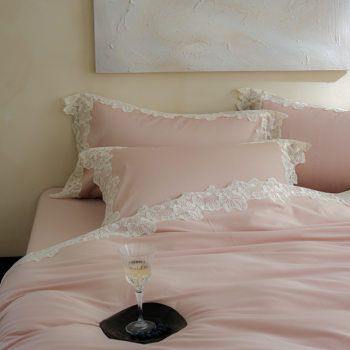 91家纺网 家纺一手货源 找家纺 秀色家纺 2025新款法式田园轻奢蕾丝荷叶边被套贡缎全棉四件套纯棉公主风高级床品（轻奢风） 星光蝴蝶-茱萸粉