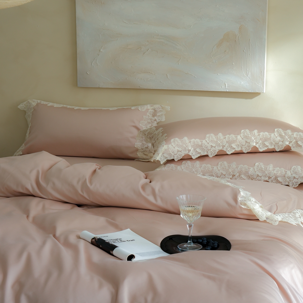 91家纺网 家纺一手货源 找家纺 秀色家纺 2025新款法式田园轻奢蕾丝荷叶边被套贡缎全棉四件套纯棉公主风高级床品（轻奢风） 星光蝴蝶-茱萸粉