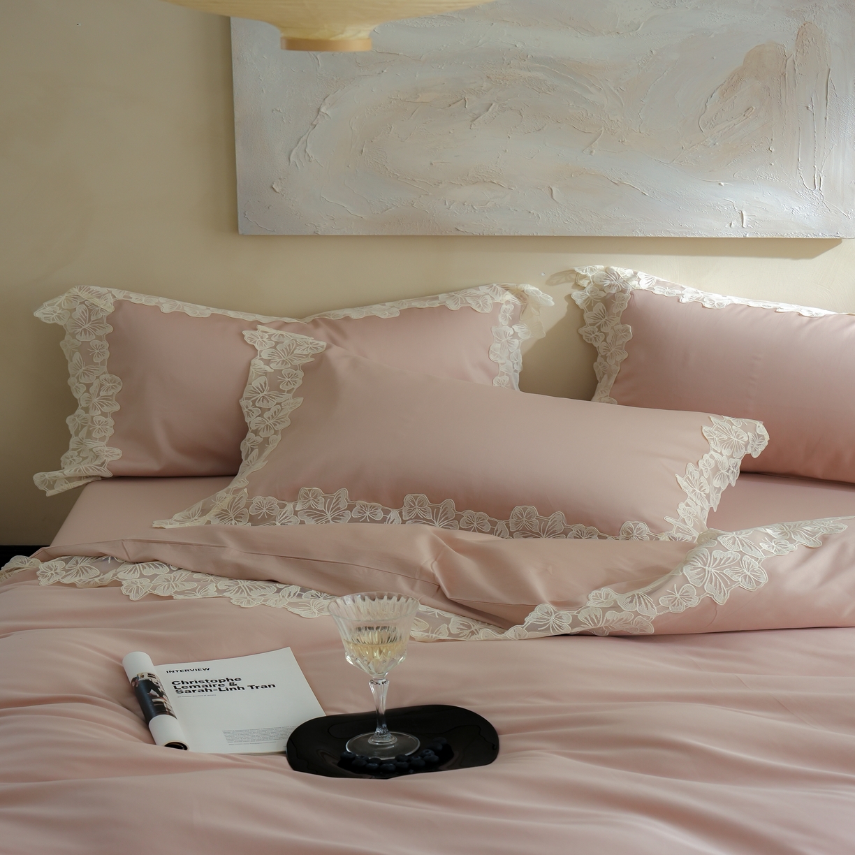 91家纺网 家纺一手货源 找家纺 秀色家纺 2025新款法式田园轻奢蕾丝荷叶边被套贡缎全棉四件套纯棉公主风高级床品（轻奢风） 星光蝴蝶-茱萸粉