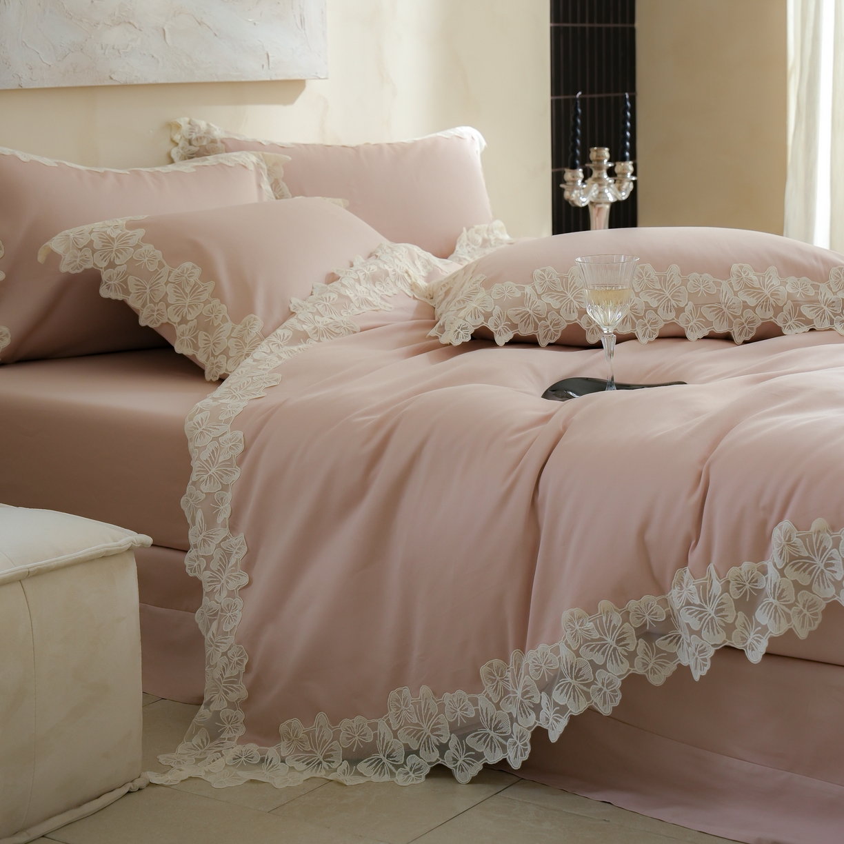 91家纺网 家纺一手货源 找家纺 秀色家纺 2025新款法式田园轻奢蕾丝荷叶边被套贡缎全棉四件套纯棉公主风高级床品（轻奢风） 星光蝴蝶-茱萸粉