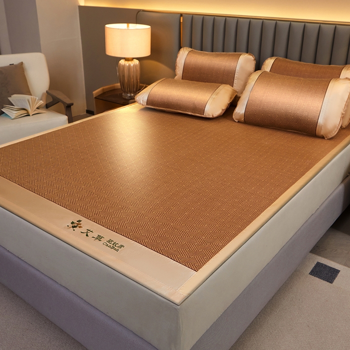 91家纺网 家纺一手货源 找家纺 （总）眠多宝 2025新款艾草单面古藤宽边绣花冰丝席凉席