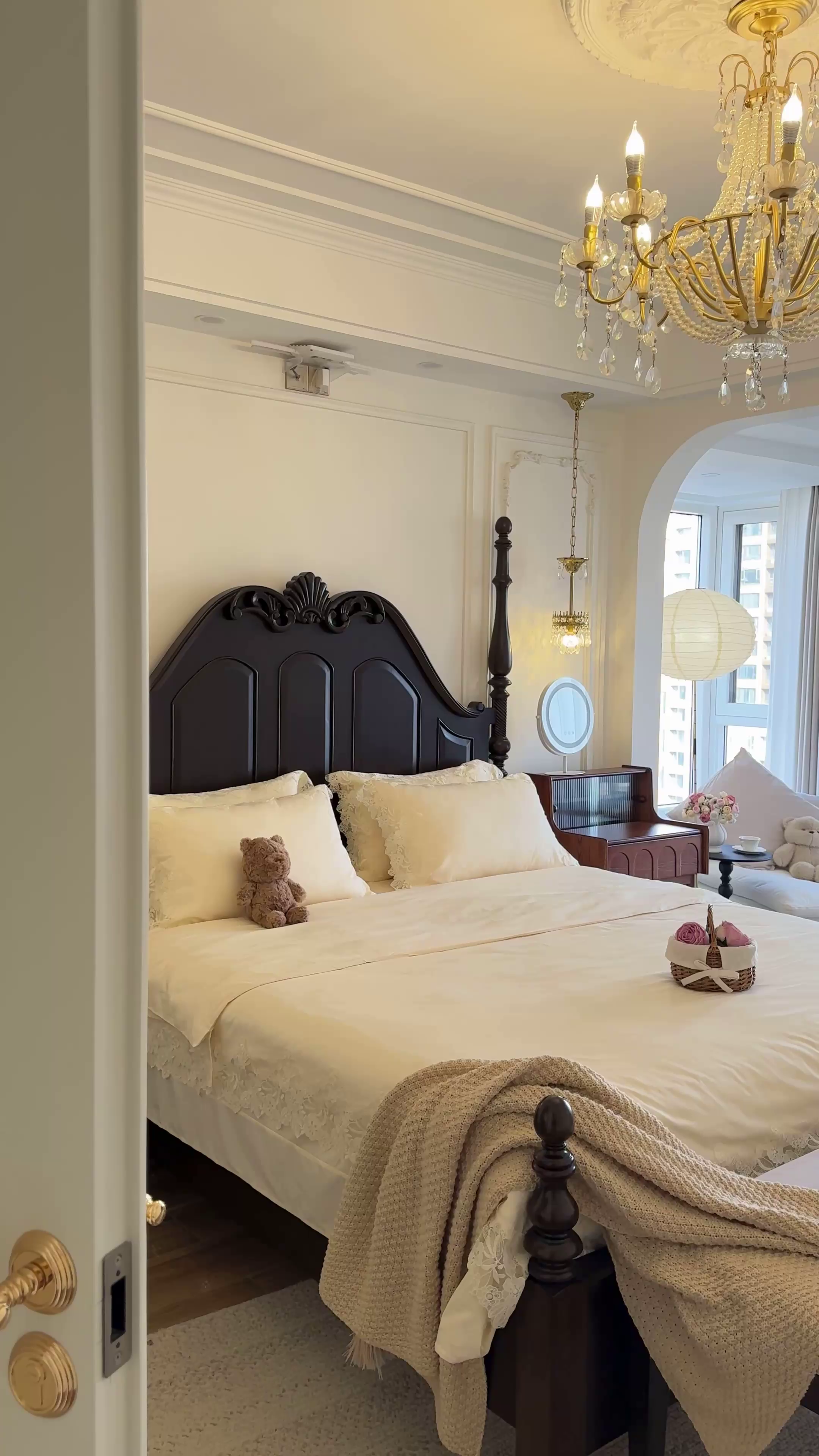 91家纺网 家纺一手货源 找家纺 秀色家纺 2025新款法式田园轻奢蕾丝荷叶边被套贡缎全棉四件套纯棉公主风高级床品（轻奢风） 白云山茶-奶昔白