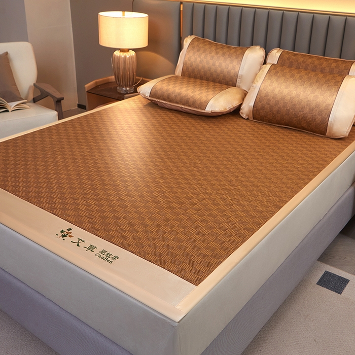 91家纺网 家纺一手货源 找家纺 眠多宝 2025新款艾草单面古藤宽边绣花冰丝席凉席 经典格