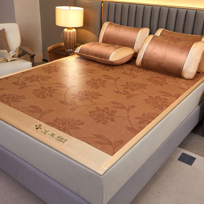 91家纺网 家纺一手货源 找家纺 眠多宝 2025新款艾草单面古藤宽边绣花冰丝席凉席 水中花