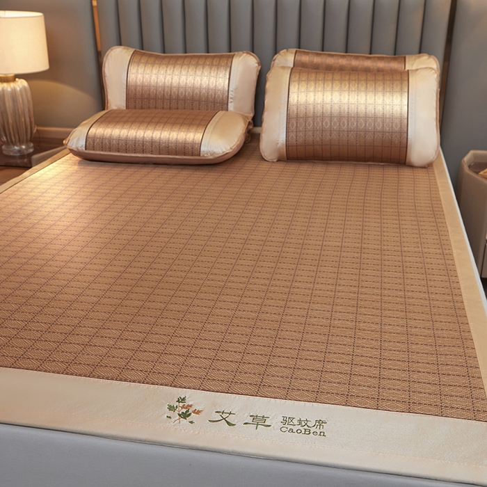 91家纺网 家纺一手货源 找家纺 眠多宝 2025新款艾草单面古藤宽边绣花冰丝席凉席 罗马格