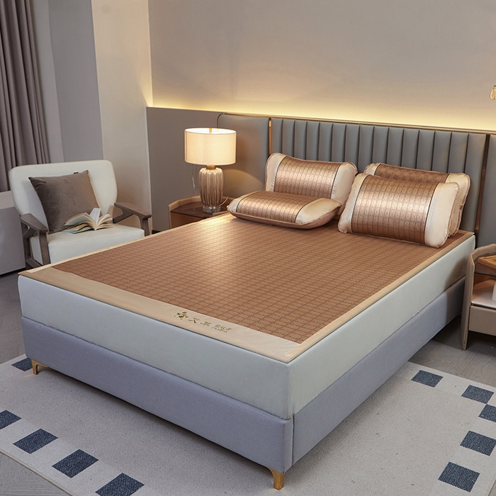 91家纺网 家纺一手货源 找家纺 眠多宝 2025新款艾草单面古藤宽边绣花冰丝席凉席 罗马格