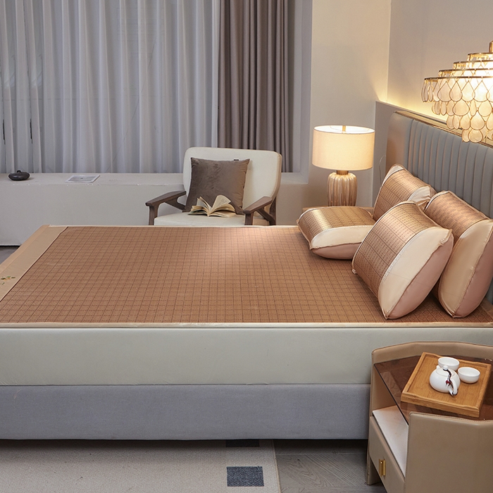 91家纺网 家纺一手货源 找家纺 眠多宝 2025新款艾草单面古藤宽边绣花冰丝席凉席 罗马格