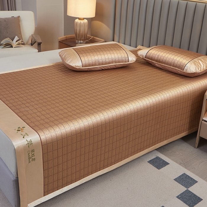 91家纺网 家纺一手货源 找家纺 眠多宝 2025新款艾草单面古藤宽边绣花冰丝席凉席 罗马格