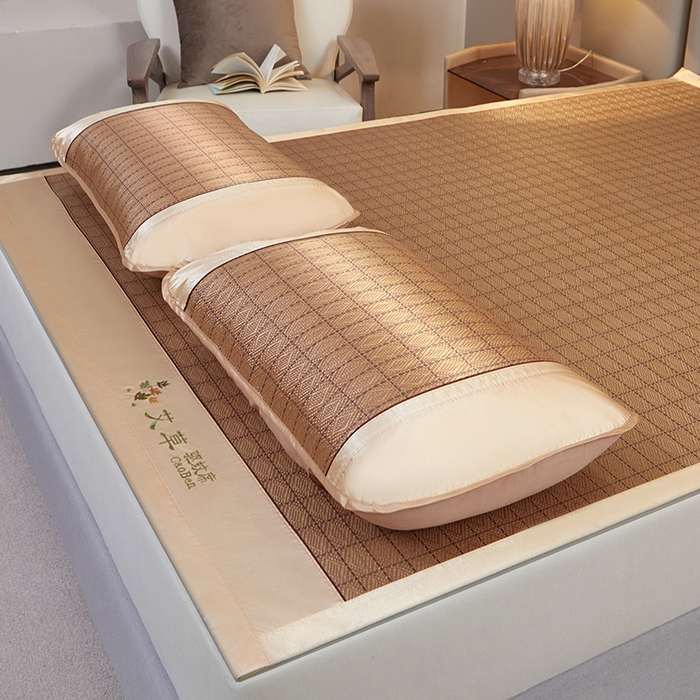 91家纺网 家纺一手货源 找家纺 眠多宝 2025新款艾草单面古藤宽边绣花冰丝席凉席 罗马格