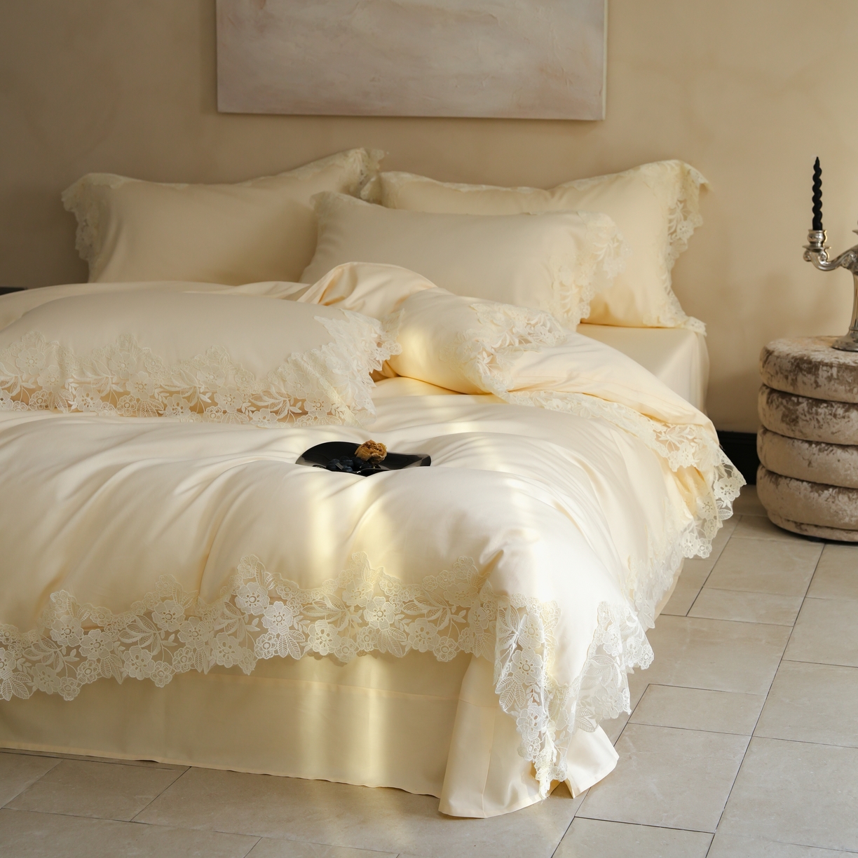 91家纺网 家纺一手货源 找家纺 秀色家纺 2025新款法式田园轻奢蕾丝荷叶边被套贡缎全棉四件套纯棉公主风高级床品（轻奢风） 白云山茶-奶昔白