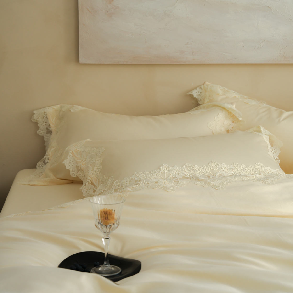 91家纺网 家纺一手货源 找家纺 秀色家纺 2025新款法式田园轻奢蕾丝荷叶边被套贡缎全棉四件套纯棉公主风高级床品（轻奢风） 白云山茶-奶昔白