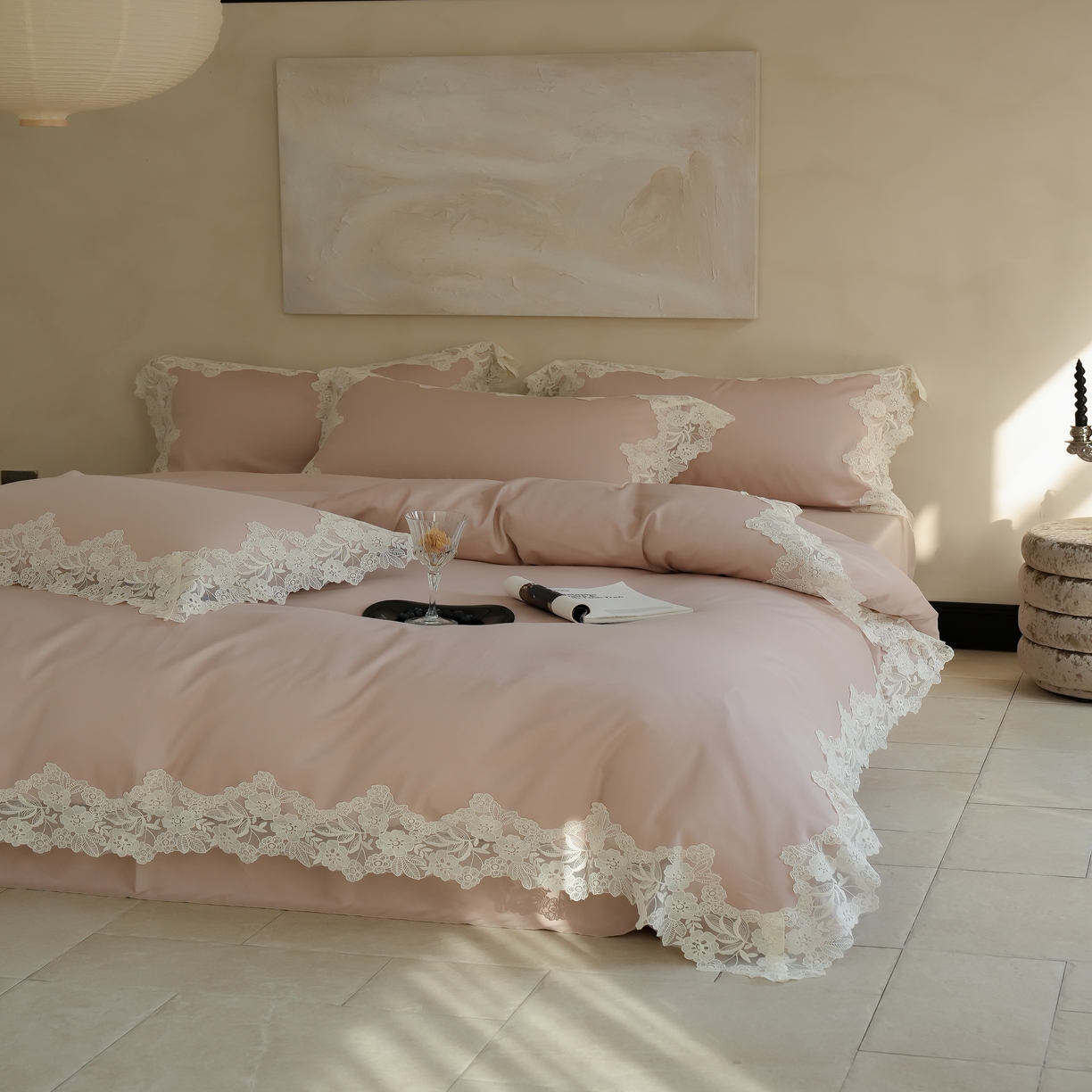 91家纺网 家纺一手货源 找家纺 秀色家纺 2025新款法式田园轻奢蕾丝荷叶边被套贡缎全棉四件套纯棉公主风高级床品（轻奢风） 白云山茶-茱萸粉