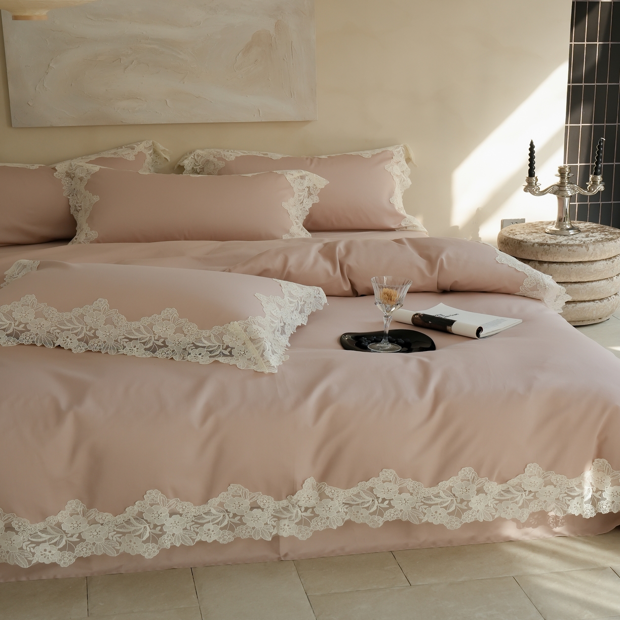 91家纺网 家纺一手货源 找家纺 秀色家纺 2025新款法式田园轻奢蕾丝荷叶边被套贡缎全棉四件套纯棉公主风高级床品（轻奢风） 白云山茶-茱萸粉