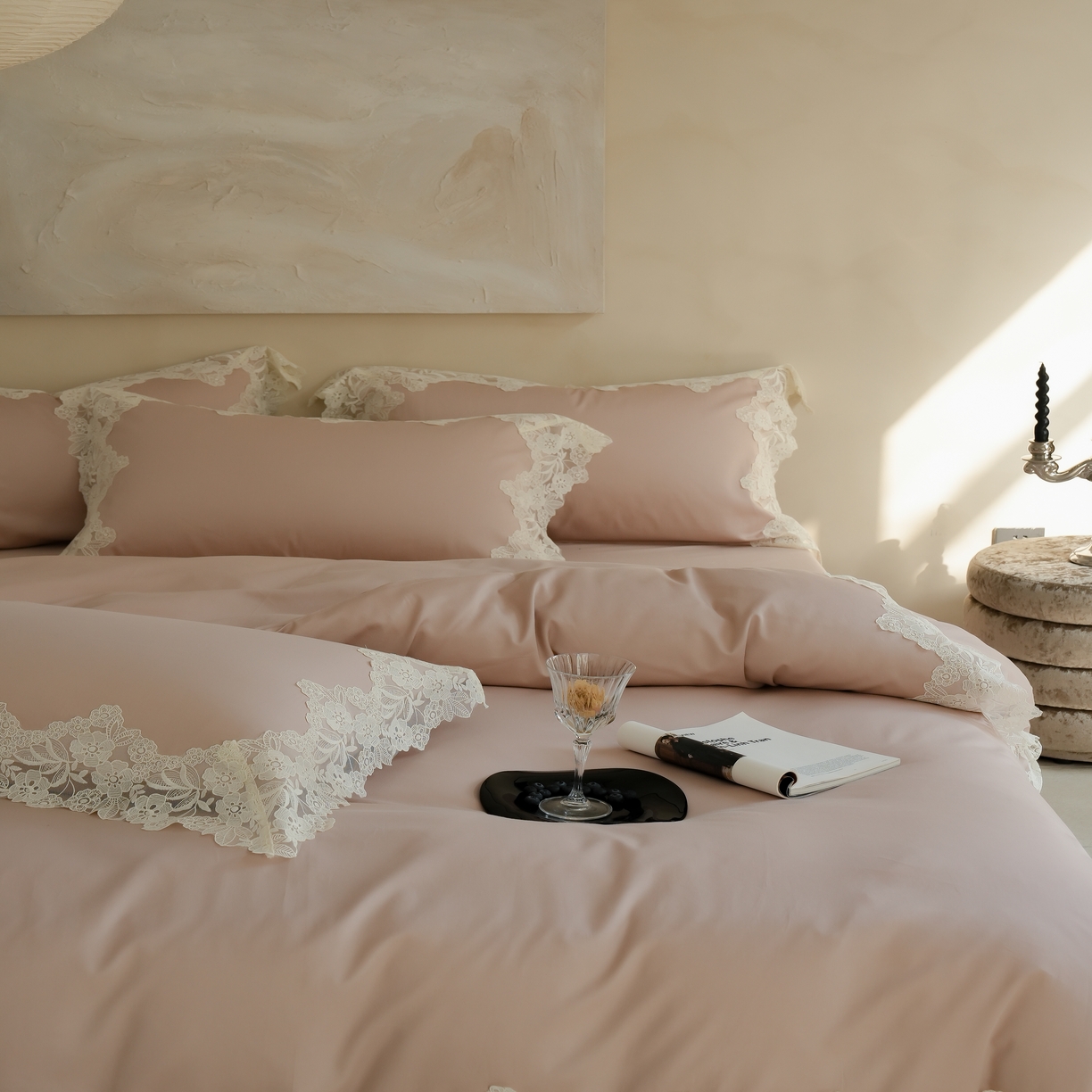 91家纺网 家纺一手货源 找家纺 秀色家纺 2025新款法式田园轻奢蕾丝荷叶边被套贡缎全棉四件套纯棉公主风高级床品（轻奢风） 白云山茶-茱萸粉