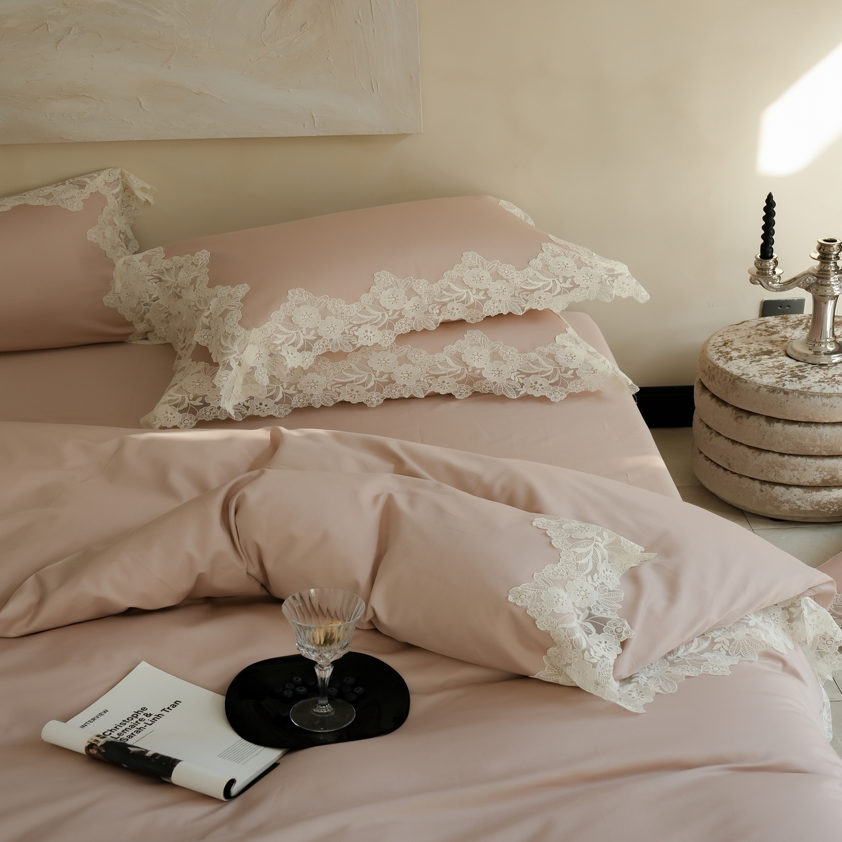 91家纺网 家纺一手货源 找家纺 秀色家纺 2025新款法式田园轻奢蕾丝荷叶边被套贡缎全棉四件套纯棉公主风高级床品（轻奢风） 白云山茶-茱萸粉