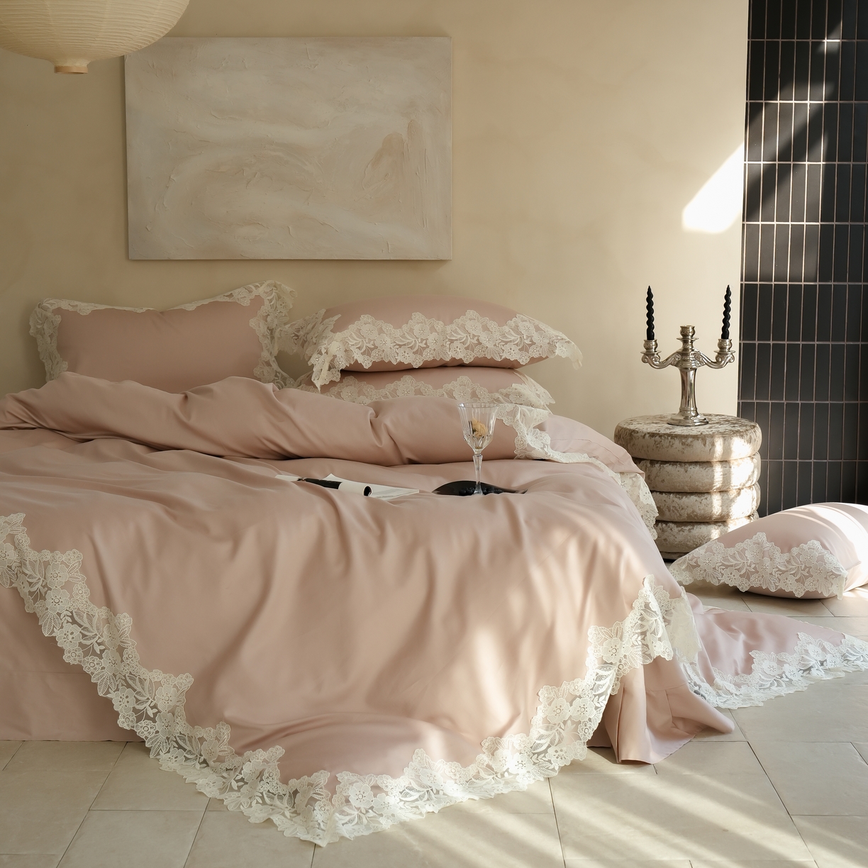 91家纺网 家纺一手货源 找家纺 秀色家纺 2025新款法式田园轻奢蕾丝荷叶边被套贡缎全棉四件套纯棉公主风高级床品（轻奢风） 白云山茶-茱萸粉