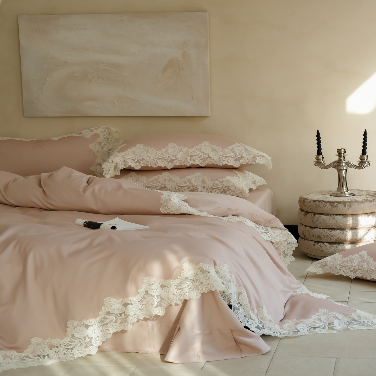 91家纺网 家纺一手货源 找家纺 秀色家纺 2025新款法式田园轻奢蕾丝荷叶边被套贡缎全棉四件套纯棉公主风高级床品（轻奢风） 白云山茶-茱萸粉