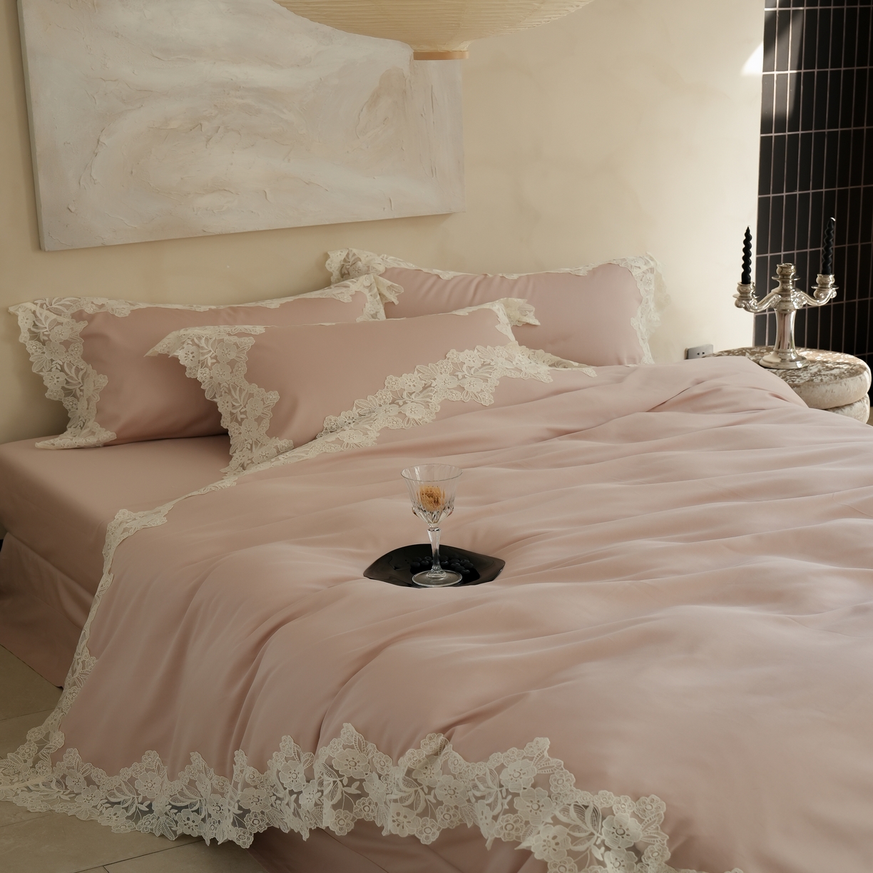 91家纺网 家纺一手货源 找家纺 秀色家纺 2025新款法式田园轻奢蕾丝荷叶边被套贡缎全棉四件套纯棉公主风高级床品（轻奢风） 白云山茶-茱萸粉