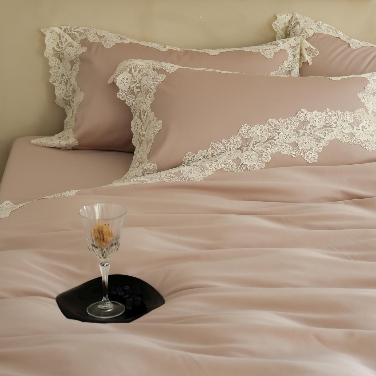 91家纺网 家纺一手货源 找家纺 秀色家纺 2025新款法式田园轻奢蕾丝荷叶边被套贡缎全棉四件套纯棉公主风高级床品（轻奢风） 白云山茶-茱萸粉