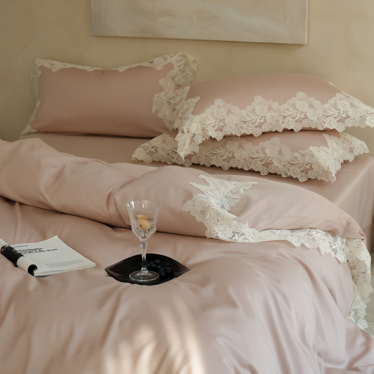 91家纺网 家纺一手货源 找家纺 秀色家纺 2025新款法式田园轻奢蕾丝荷叶边被套贡缎全棉四件套纯棉公主风高级床品（轻奢风） 白云山茶-茱萸粉