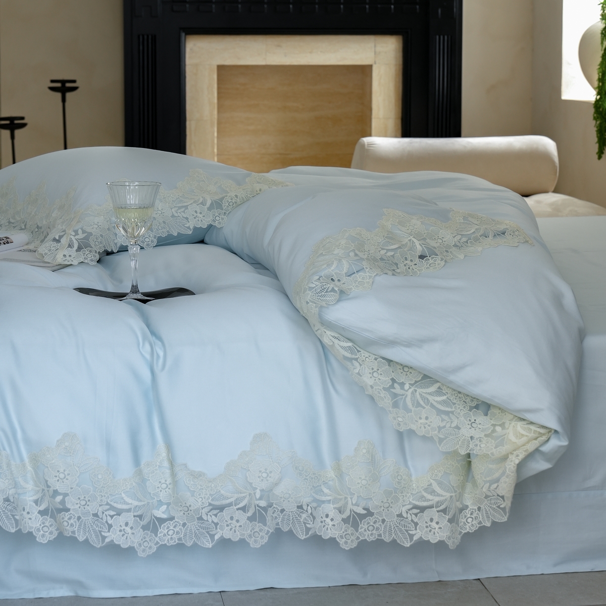 91家纺网 家纺一手货源 找家纺 秀色家纺 2025新款法式田园轻奢蕾丝荷叶边被套贡缎全棉四件套纯棉公主风高级床品（轻奢风） 白云山茶-远山蓝