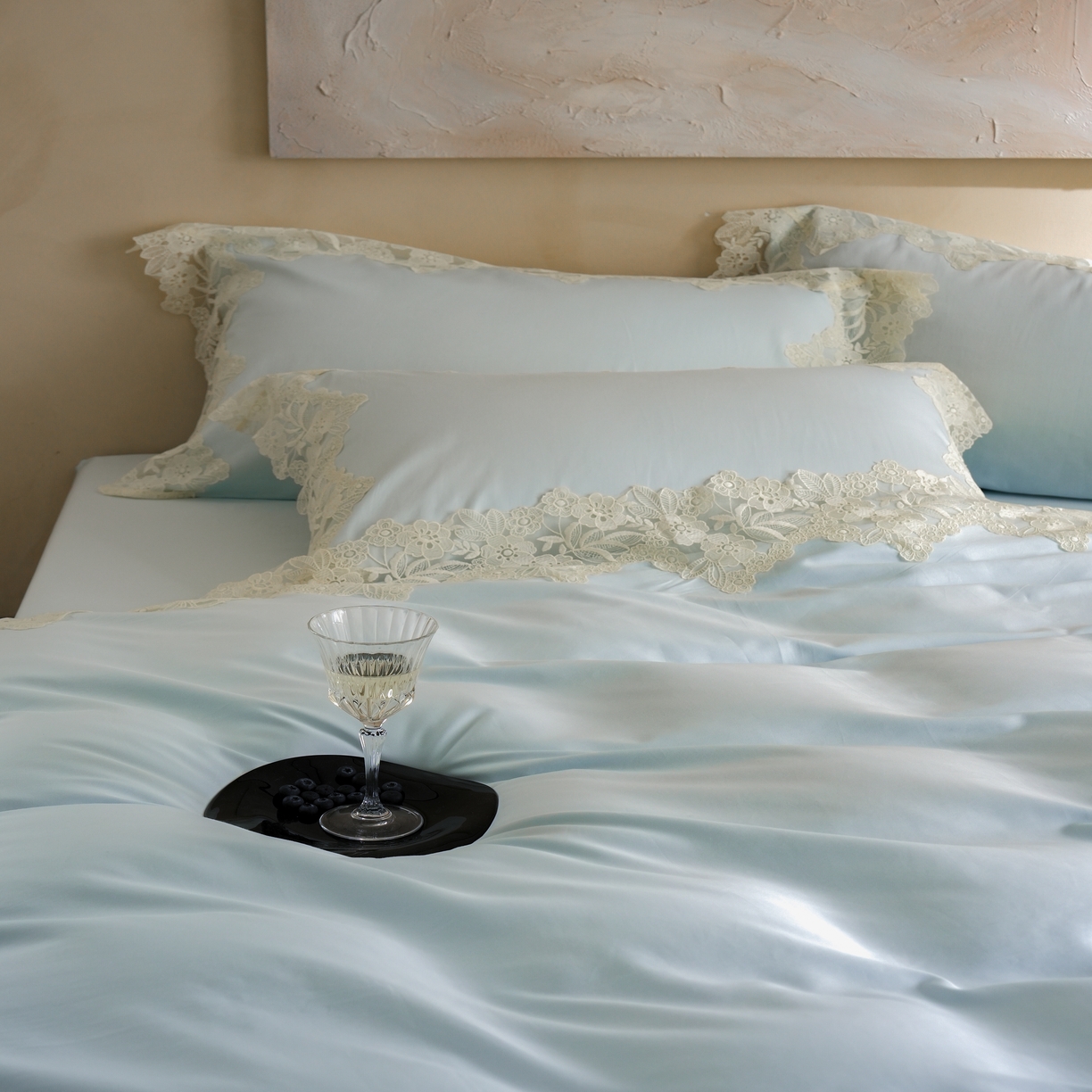 91家纺网 家纺一手货源 找家纺 秀色家纺 2025新款法式田园轻奢蕾丝荷叶边被套贡缎全棉四件套纯棉公主风高级床品（轻奢风） 白云山茶-远山蓝