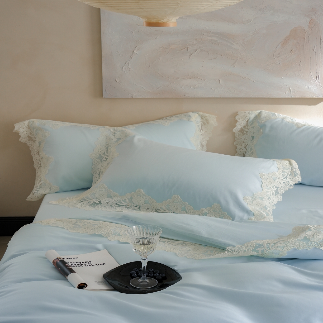 91家纺网 家纺一手货源 找家纺 秀色家纺 2025新款法式田园轻奢蕾丝荷叶边被套贡缎全棉四件套纯棉公主风高级床品（轻奢风） 白云山茶-远山蓝