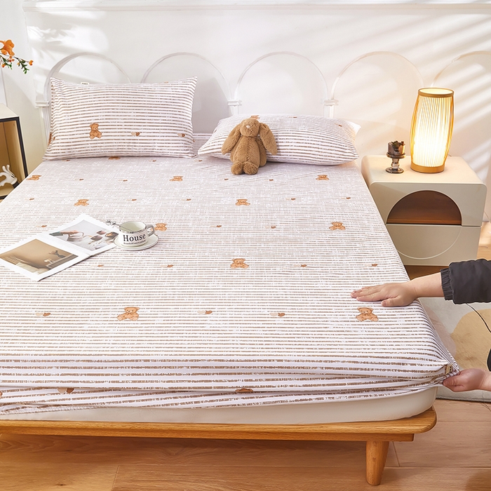 91家纺网 家纺一手货源 找家纺 蕾诺家纺 2025新款老粗布加厚全包防滑防尘罩床罩床笠 条纹熊