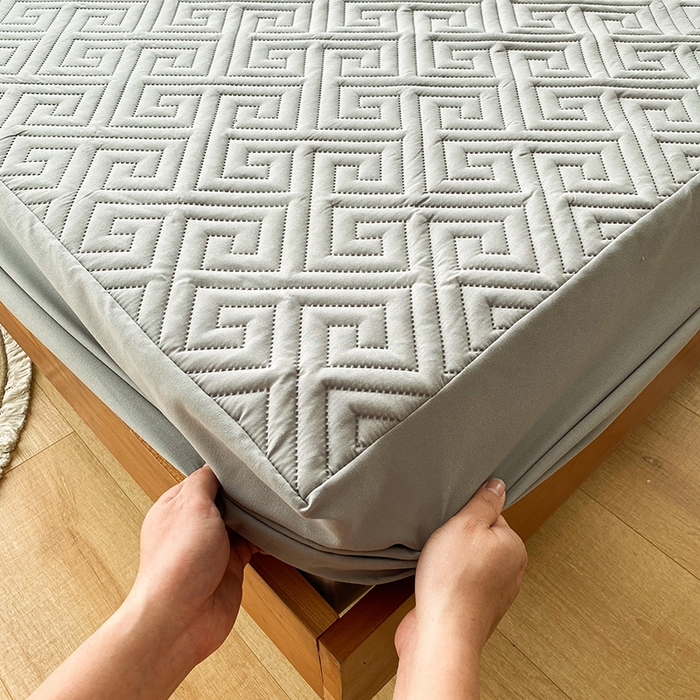 91家纺网 家纺一手货源 找家纺 花言狐语 2025新款A类防水床笠隔尿透气席梦思保护套可定制水洗 富贵格-灰