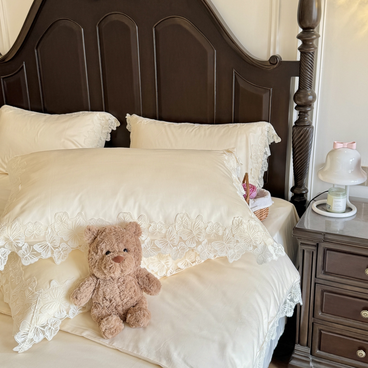 91家纺网 家纺一手货源 找家纺 秀色家纺 秀色家纺 2025新款法式田园轻奢蕾丝荷叶边被套贡缎全棉四件套纯棉公主风高级床品（网红实拍风） 星光蝴蝶-奶昔白