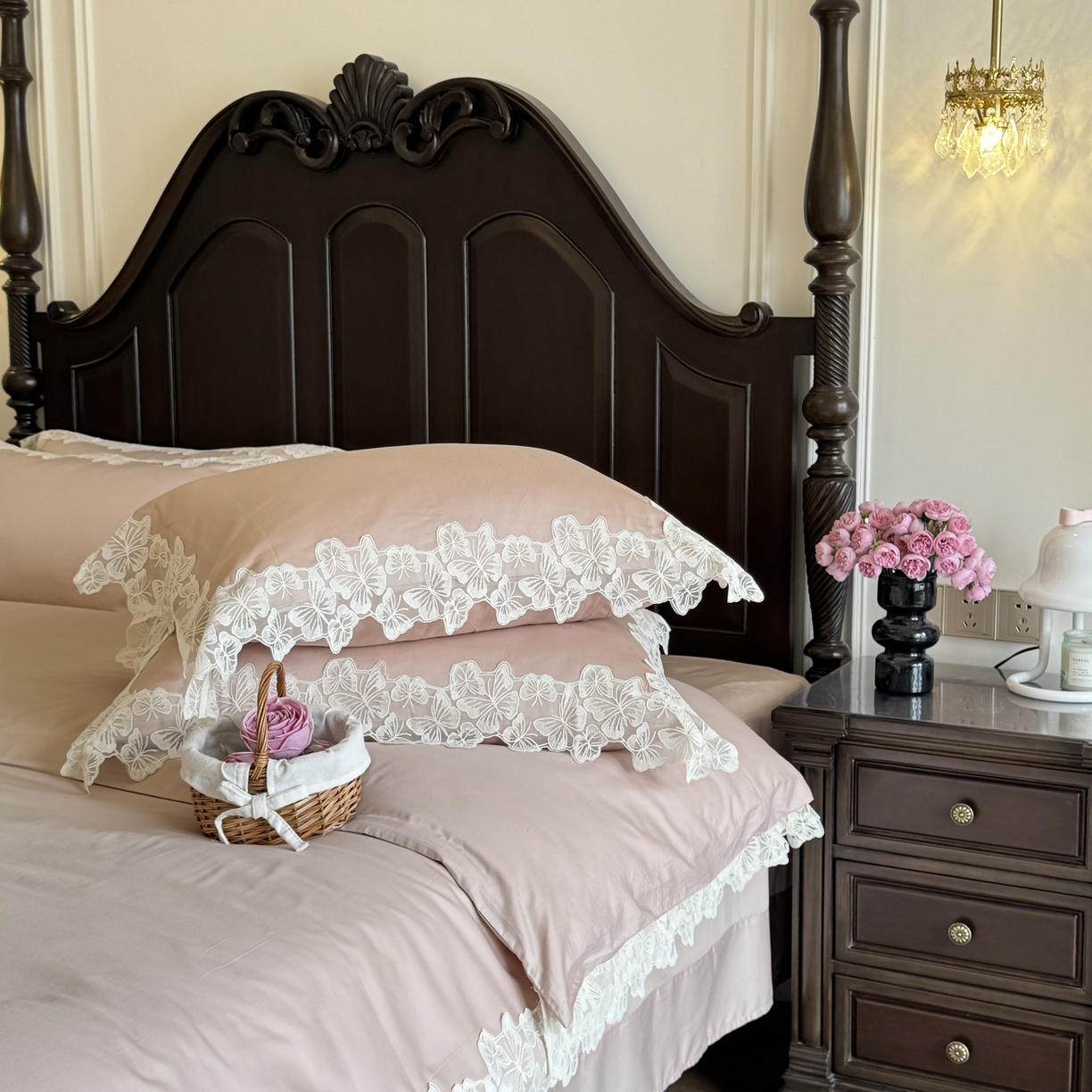 91家纺网 家纺一手货源 找家纺 秀色家纺 秀色家纺 2025新款法式田园轻奢蕾丝荷叶边被套贡缎全棉四件套纯棉公主风高级床品（网红实拍风） 星光蝴蝶-茱萸粉