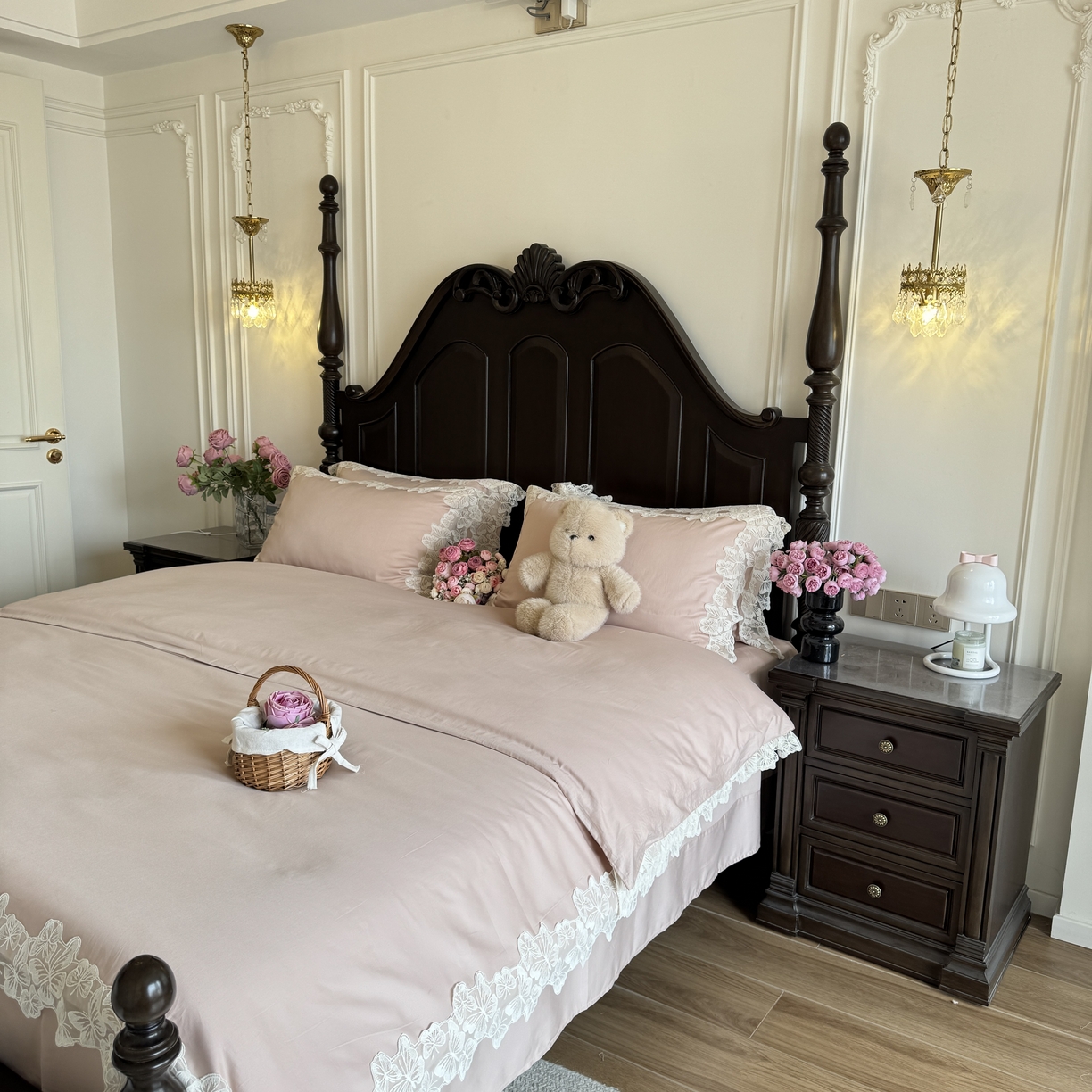 91家纺网 家纺一手货源 找家纺 秀色家纺 秀色家纺 2025新款法式田园轻奢蕾丝荷叶边被套贡缎全棉四件套纯棉公主风高级床品（网红实拍风） 星光蝴蝶-茱萸粉