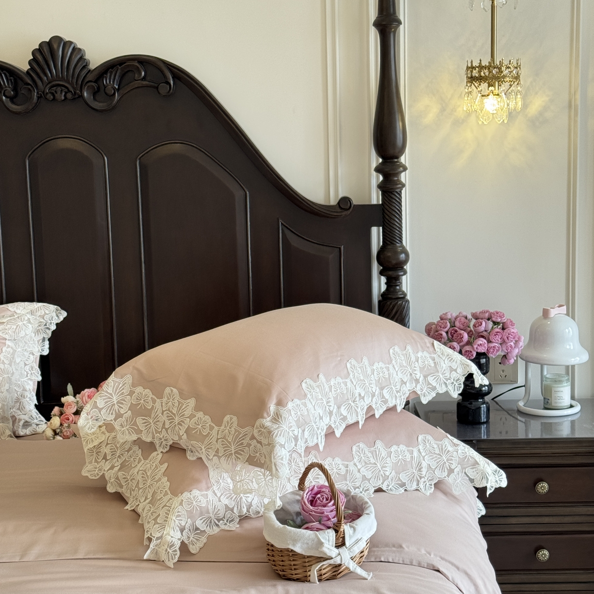 91家纺网 家纺一手货源 找家纺 秀色家纺 秀色家纺 2025新款法式田园轻奢蕾丝荷叶边被套贡缎全棉四件套纯棉公主风高级床品（网红实拍风） 星光蝴蝶-茱萸粉